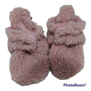 Robeez fuzzy booties dusty mauve 0-3 months